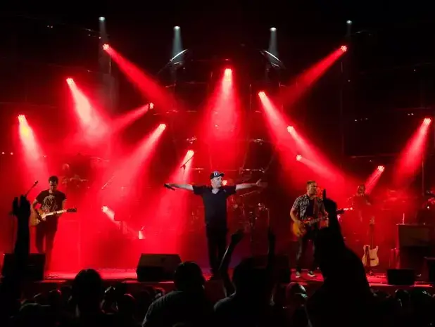אתניקס בהופעה בקיסריה (נמרוד סונדרס) אתניקס בהופעה בקיסריה (נמרוד סונדרס)