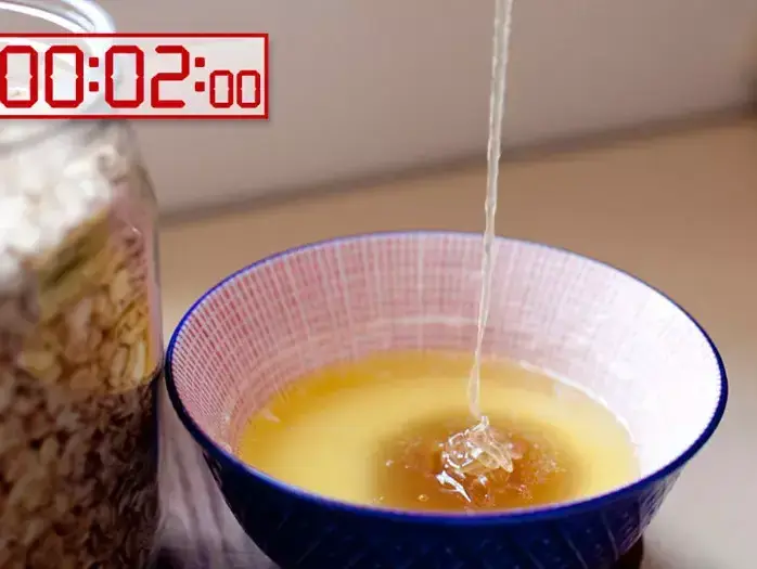 מחממים חמאה עם סוכר ודבש עד להמסתם (דנה מאירזון)