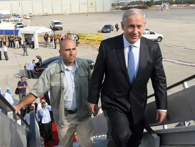 בנימין נתניהו בשיחת הארכות לקראת טיסתו לבולגריה ורומניה, יולי 2011 (לשכת העיתונות הממשלתית , משה מילנר) בנימין נתניהו בשיחת הארכות לקראת טיסתו לבולגריה ורומניה, יולי 2011 (לשכת העיתונות הממשלתית , משה מילנר)
