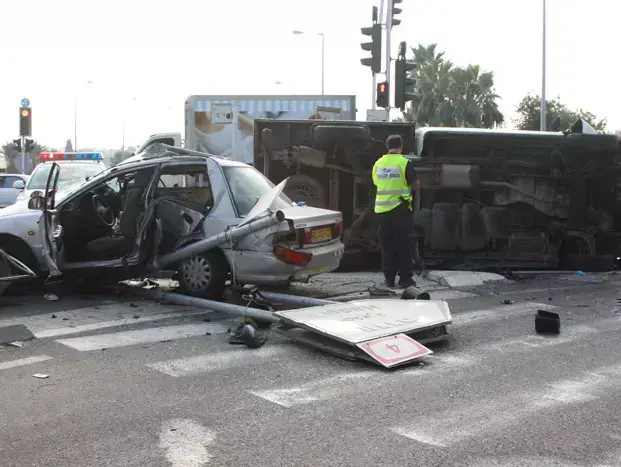 תאונת דרכים בבנימינה בה נהרג אדם ונפצעו ארבעה אנשים נוספים, יולי 2011 (שלומי גבאי) תאונת דרכים בבנימינה בה נהרג אדם ונפצעו ארבעה אנשים נוספים, יולי 2011 (שלומי גבאי)
