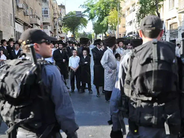 חרדים מפגינים נגד פתיחת חניון קרתא בירושלים (עומר מירון) חרדים מפגינים נגד פתיחת חניון קרתא בירושלים (עומר מירון)