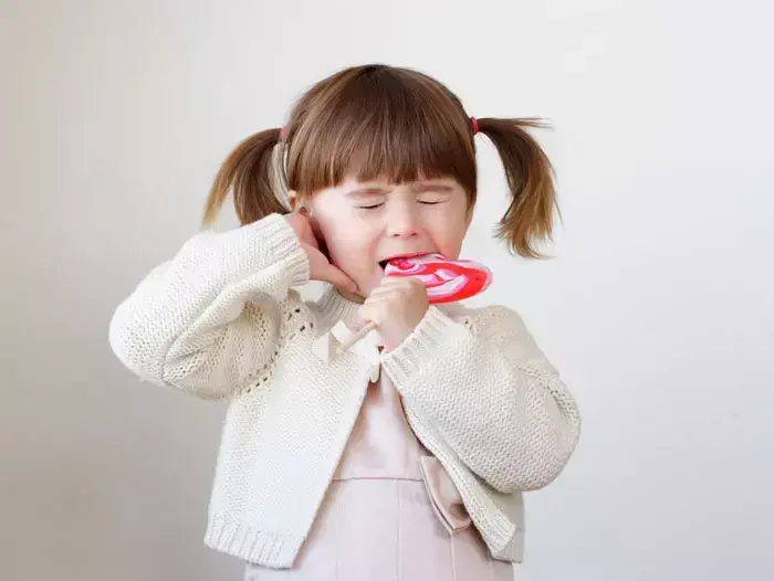 ילדה אוכלת סוכריה (ShutterStock) ילדה אוכלת סוכריה (ShutterStock)