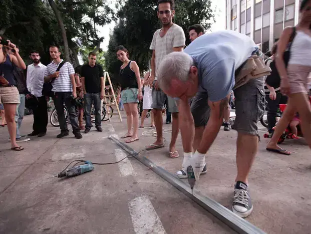מחאת הדיור בונה בית ברחוב רוטשילד תל אביב, יולי 2011 (שי אוקנין) מחאת הדיור בונה בית ברחוב רוטשילד תל אביב, יולי 2011 (שי אוקנין)