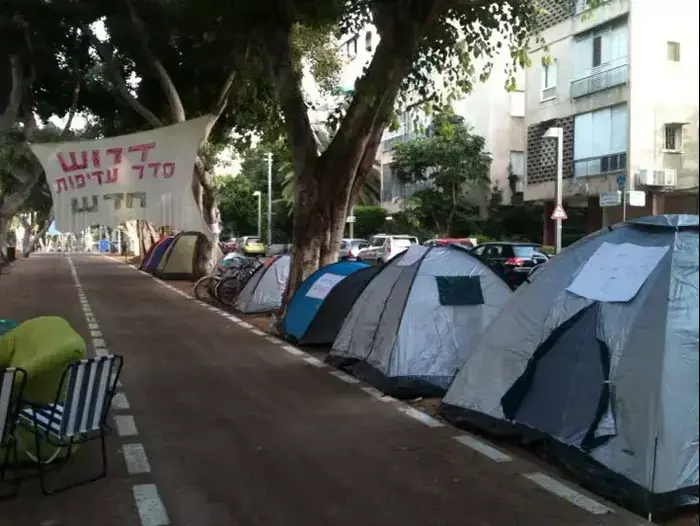 מחאת הדיור - מחאהל המחאה בשדרות נורדאו בתל אביב, יולי 2011 (יח"צ , הדס דרוטמן)