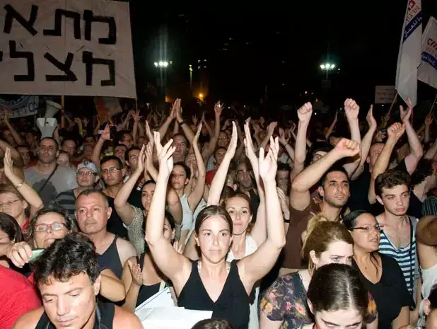עצרת מחאת הדיור בתל אביב רחבת המוזיאון, יולי 2011 (נמרוד סונדרס) עצרת מחאת הדיור בתל אביב רחבת המוזיאון, יולי 2011 (נמרוד סונדרס)