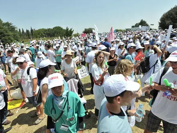 צעדת הרופאים לעצרת המחאה בגן הורדים ירושלים, יולי 2011 (עומר מירון) צעדת הרופאים לעצרת המחאה בגן הורדים ירושלים, יולי 2011 (עומר מירון)