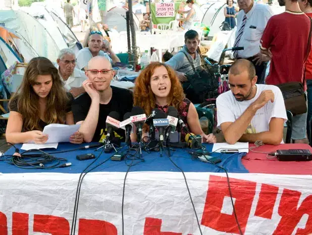 מסיבת עיתונאים במאהל המחאה בשדרות רוטשילד, 31.7.2011 (נמרוד סונדרס)