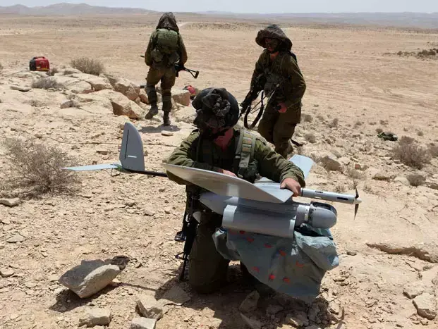 סיור בבסיס רמון תצוגת תכלית וחשיפה של אמצעי אמלח סודיים של צהל, יולי 2011 (אלברטו דנקברג) סיור בבסיס רמון תצוגת תכלית וחשיפה של אמצעי אמלח סודיים של צהל, יולי 2011 (אלברטו דנקברג)