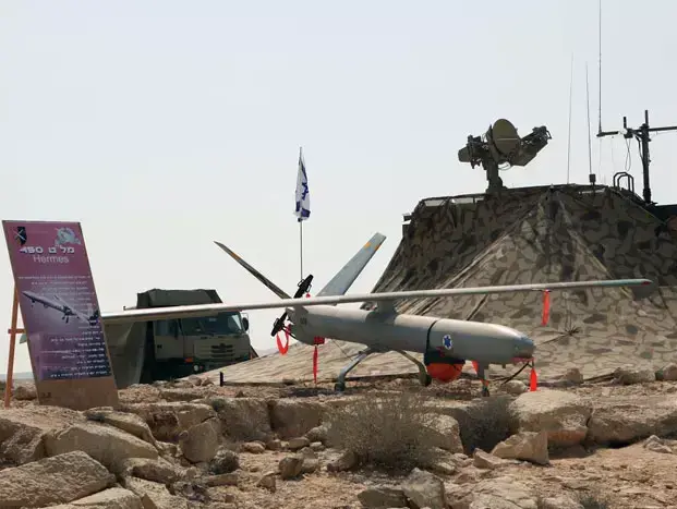 סיור בבסיס רמון תצוגת תכלית וחשיפה של אמצעי אמלח סודיים של צהל, יולי 2011 (אלברטו דנקברג) סיור בבסיס רמון תצוגת תכלית וחשיפה של אמצעי אמלח סודיים של צהל, יולי 2011 (אלברטו דנקברג)