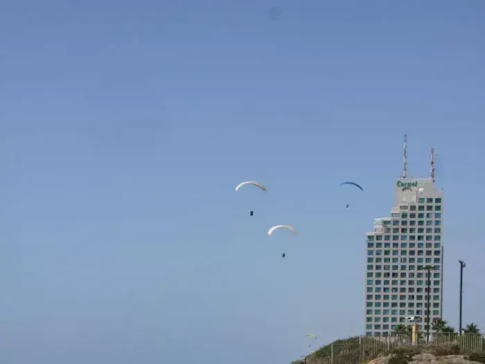צנחן נחת על מלון הכרמל בנתניה, יולי 2011 (שלומי גבאי) צנחן נחת על מלון הכרמל בנתניה, יולי 2011 (שלומי גבאי)