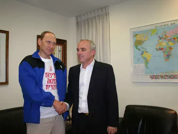 שר האוצר יובל שטייניץ ויו"ר הסתדרות הרופאים לאוניד אידלמן בפגישה, יולי 2011 (יח"צ) שר האוצר יובל שטייניץ ויו"ר הסתדרות הרופאים לאוניד אידלמן בפגישה, יולי 2011 (יח"צ)
