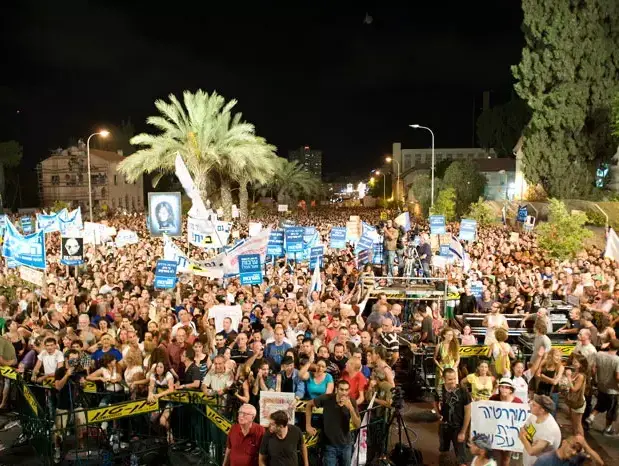הפגנת הענק במחאה על מצוקת הדיור ויוקר המחיה בתל אביב, אוגוסט 2011 (נמרוד סונדרס) הפגנת הענק במחאה על מצוקת הדיור ויוקר המחיה בתל אביב, אוגוסט 2011 (נמרוד סונדרס)