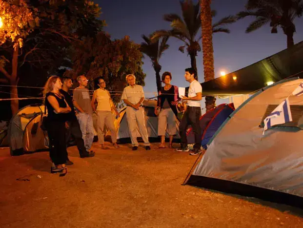 אנשי האוניברסיטה העברית בביקור במאהל באשדוד, אוגוסט 2011 (יח"צ , האוניברסיטה העברית)