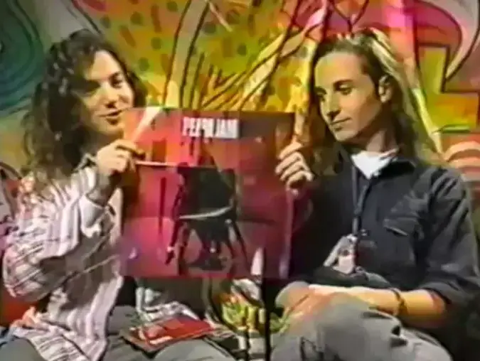 אדי ודר בראיון בניו יורק ב-1991 (צילום מסך , youtube.com) אדי ודר בראיון בניו יורק ב-1991 (צילום מסך , youtube.com)