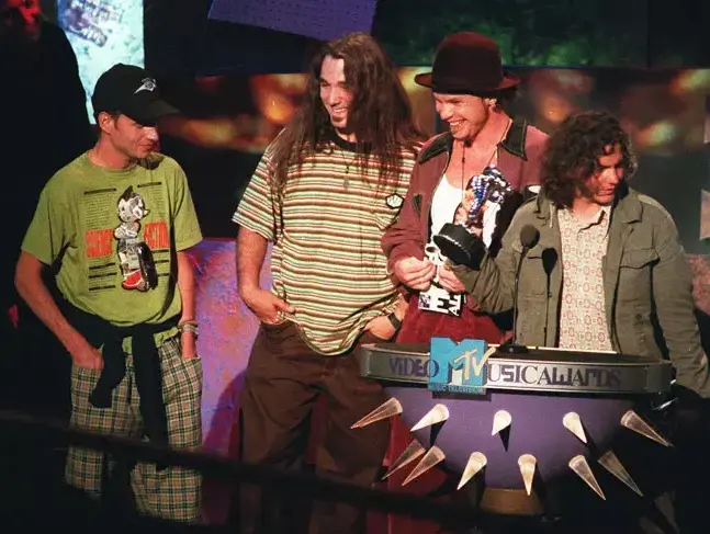 פרל ג'אם מקבלים פרס MTV על הקליפ של "Jeremy" ב-1993 (AP , kvork djansezian) פרל ג'אם מקבלים פרס MTV על הקליפ של "Jeremy" ב-1993 (AP , kvork djansezian)