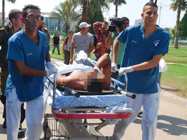 פינוי פצועים מפיגוע הירי המשולב בדרום לבית החולים סורוקה, אוגוסט 2011 (שי מכלוף) פינוי פצועים מפיגוע הירי המשולב בדרום לבית החולים סורוקה, אוגוסט 2011 (שי מכלוף)