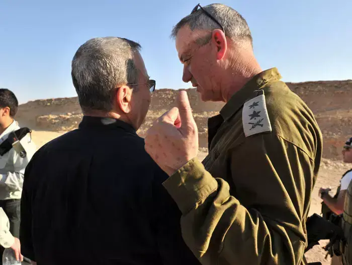 שר הביטחון אהוד ברק יחד עם אלוף פיקוד דרום טל רוסו והרמטכ"ל בני גנץ באזור הפיגוע בדרום, אוגוסט 2011 (משרד הביטחון , אריאל חרמוני) שר הביטחון אהוד ברק יחד עם אלוף פיקוד דרום טל רוסו והרמטכ"ל בני גנץ באזור הפיגוע בדרום, אוגוסט 2011 (משרד הביטחון , אריאל חרמוני)