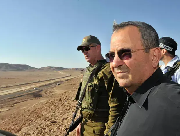 שר הביטחון אהוד ברק יחד עם אלוף פיקוד דרום טל רוסו והרמטכ"ל בני גנץ באזור הפיגוע בדרום, אוגוסט 2011 (משרד הביטחון , אריאל חרמוני) שר הביטחון אהוד ברק יחד עם אלוף פיקוד דרום טל רוסו והרמטכ"ל בני גנץ באזור הפיגוע בדרום, אוגוסט 2011 (משרד הביטחון , אריאל חרמוני)