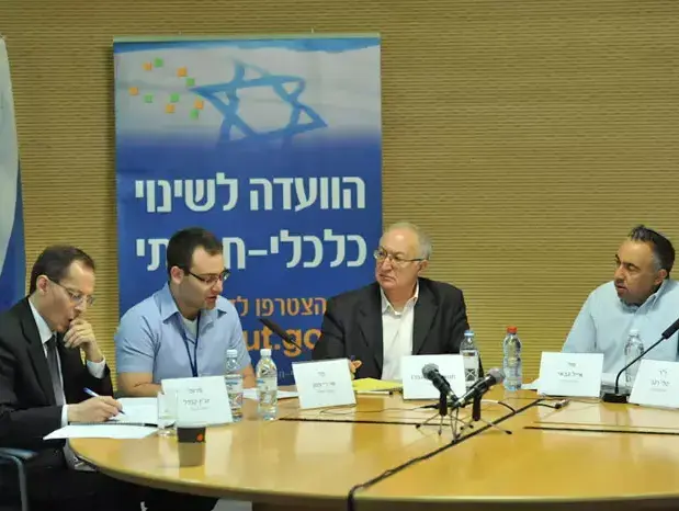 ועדת טרכטנבר, הועדה לשינוי כלכלי חברתי בהתכנסותה הראשונה מול הציבור, אוגוסט 2011 (עומר מירון) ועדת טרכטנבר, הועדה לשינוי כלכלי חברתי בהתכנסותה הראשונה מול הציבור, אוגוסט 2011 (עומר מירון)