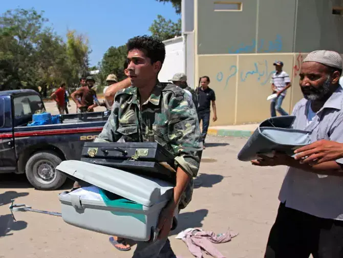 המורדים בתוך מתחם הארמון של מועמר קדאפי, טריפולי, לוב, 24 באוגוסט 2011 (AP , AP Photo/Sergey Ponomarev) המורדים בתוך מתחם הארמון של מועמר קדאפי, טריפולי, לוב, 24 באוגוסט 2011 (AP , AP Photo/Sergey Ponomarev)