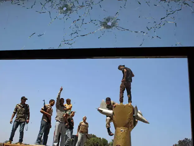 המורדים בתוך מתחם הארמון של מועמר קדאפי, טריפולי, לוב, 24 באוגוסט 2011 (AP , AP Photo/Sergey Ponomarev) המורדים בתוך מתחם הארמון של מועמר קדאפי, טריפולי, לוב, 24 באוגוסט 2011 (AP , AP Photo/Sergey Ponomarev)