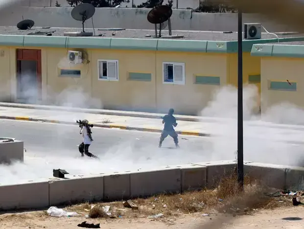המורדים בתוך מתחם הארמון של מועמר קדאפי, טריפולי, לוב, 24 באוגוסט 2011 (AP , AP Photo/Francois Mori) המורדים בתוך מתחם הארמון של מועמר קדאפי, טריפולי, לוב, 24 באוגוסט 2011 (AP , AP Photo/Francois Mori)