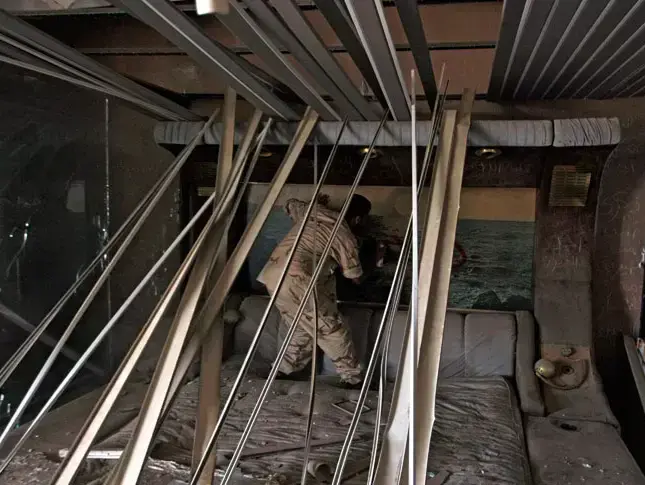 המורדים בתוך מתחם הארמון של מועמר קדאפי, טריפולי, לוב, 24 באוגוסט 2011 (AP , AP Photo/Sergey Ponomarev) המורדים בתוך מתחם הארמון של מועמר קדאפי, טריפולי, לוב, 24 באוגוסט 2011 (AP , AP Photo/Sergey Ponomarev)