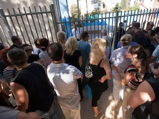 הורים לילדים הלומדים בבית ספר גורדון בפתח תקווה מפגינים במחאה על הגזענות כלפי ילדיהם בשיבוצם בבית ספר לעולים בלבד, ספטמבר 2011 (דרור עינב) הורים לילדים הלומדים בבית ספר גורדון בפתח תקווה מפגינים במחאה על הגזענות כלפי ילדיהם בשיבוצם בבית ספר לעולים בלבד, ספטמבר 2011 (דרור עינב)