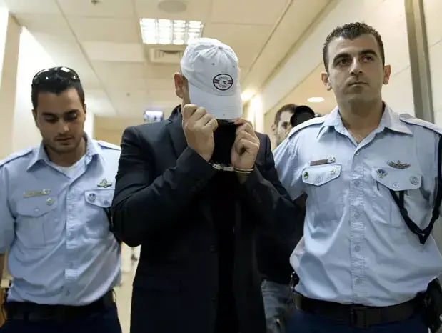 הארכת מעצר בראשון לציון ל- 30 חוקרים פרטיים על התקנת מכשיר שקיפות בסלולריים, ספטמבר 2011 (נמרוד סונדרס) הארכת מעצר בראשון לציון ל- 30 חוקרים פרטיים על התקנת מכשיר שקיפות בסלולריים, ספטמבר 2011 (נמרוד סונדרס)