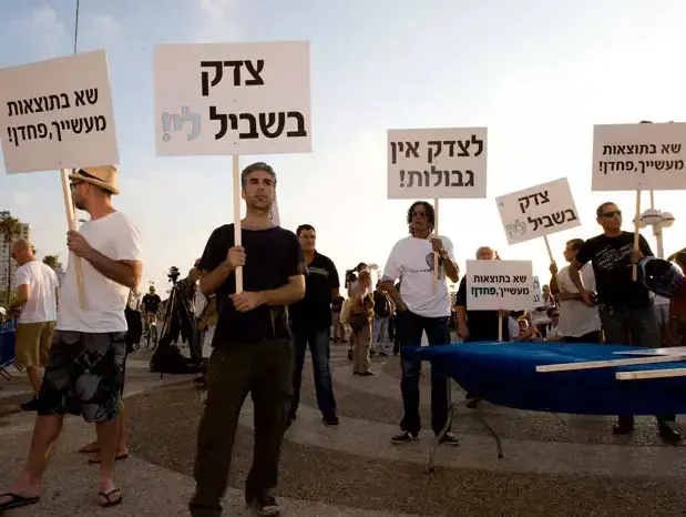 הפגנה מול שגרירות צרפת של חבריה של לי זיתוני שנהרגה בתאונת פגע וברח , ספטמבר 2011 (נמרוד סונדרס) הפגנה מול שגרירות צרפת של חבריה של לי זיתוני שנהרגה בתאונת פגע וברח , ספטמבר 2011 (נמרוד סונדרס)