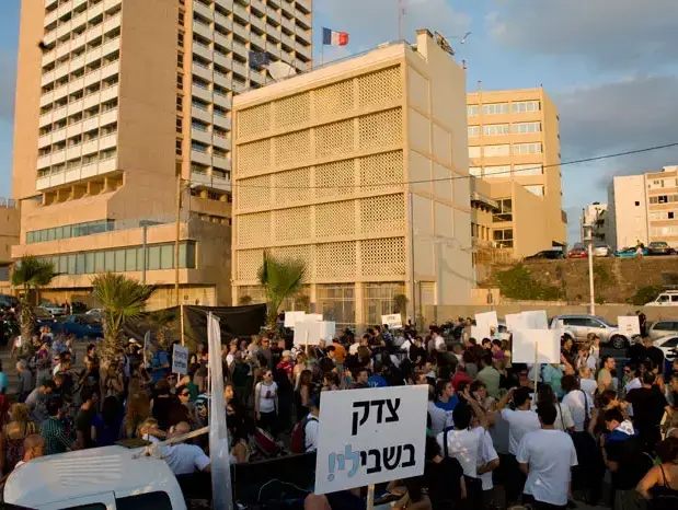 הפגנה מול שגרירות צרפת של חבריה של לי זיתוני שנהרגה בתאונת פגע וברח , ספטמבר 2011 (נמרוד סונדרס) הפגנה מול שגרירות צרפת של חבריה של לי זיתוני שנהרגה בתאונת פגע וברח , ספטמבר 2011 (נמרוד סונדרס)