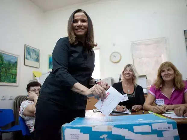 פריימריז בעבודה: יחימוביץ' ופרץ נלחמים על כל קול (נועם אשל , שי מכלוף, קובי אליהו) פריימריז בעבודה: יחימוביץ' ופרץ נלחמים על כל קול (נועם אשל , שי מכלוף, קובי אליהו)