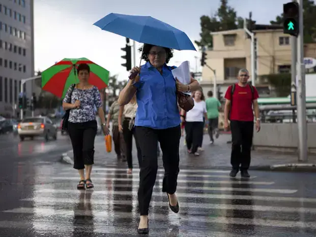 גשם בתל אביב (דרור עינב) גשם בתל אביב (דרור עינב)