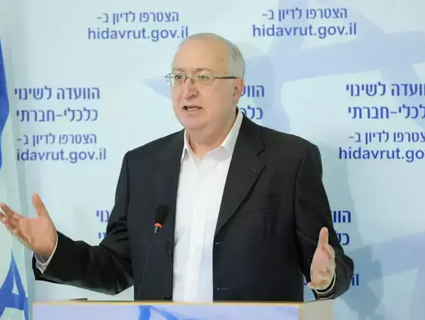 עמנואל טרכטנברג במסיבת עיתונאים לאחר הגשת הדוח לבנימין נתניהו ראש הממשלה, ספטמבר 2011 (עומר מירון) עמנואל טרכטנברג במסיבת עיתונאים לאחר הגשת הדוח לבנימין נתניהו ראש הממשלה, ספטמבר 2011 (עומר מירון)