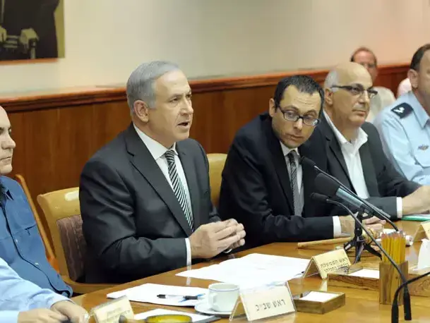 ראש הממשלה בנימין נתניהו בפתח ישיבת הממשלה בנושא שיחרור גלעד שליט, אוקטובר (לשכת העיתונות הממשלתית , אבי אוחיון) ראש הממשלה בנימין נתניהו בפתח ישיבת הממשלה בנושא שיחרור גלעד שליט, אוקטובר (לשכת העיתונות הממשלתית , אבי אוחיון)