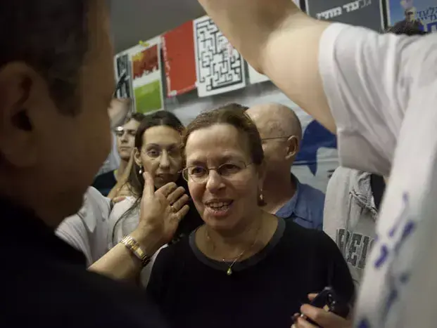 אביבה שליט ויערה וינקלר לאחר אישור הממשלה את שחרורו של גלעד שליט, אוקטובר 2011 (דרור עינב) אביבה שליט ויערה וינקלר לאחר אישור הממשלה את שחרורו של גלעד שליט, אוקטובר 2011 (דרור עינב)