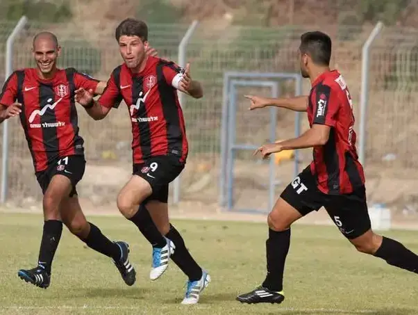 שי אהרון (במרכז) שחקן הפועל קטמון חוגג שער (דאבל פס) שי אהרון (במרכז) שחקן הפועל קטמון חוגג שער (דאבל פס)