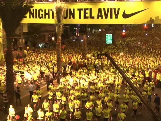 אלפים השתתפו במירוץ הלילה המסורתי של תל אביב (דניאל בוק) אלפים השתתפו במירוץ הלילה המסורתי של תל אביב (דניאל בוק)