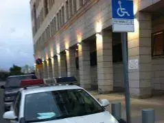 ניידת משטרה שחנתה בחניית נכים (יח"צ) ניידת משטרה שחנתה בחניית נכים (יח"צ)