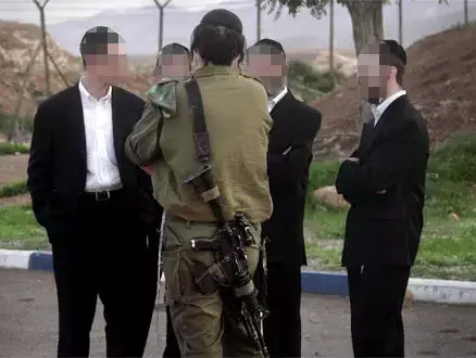 חייל צה"ל חרדי ביחד עם חרדים בבקעת הירדן לפני מסיבת הכנסת ספר תורה חדש לבסיס (רויטרס) חייל צה"ל חרדי ביחד עם חרדים בבקעת הירדן לפני מסיבת הכנסת ספר תורה חדש לבסיס (רויטרס)