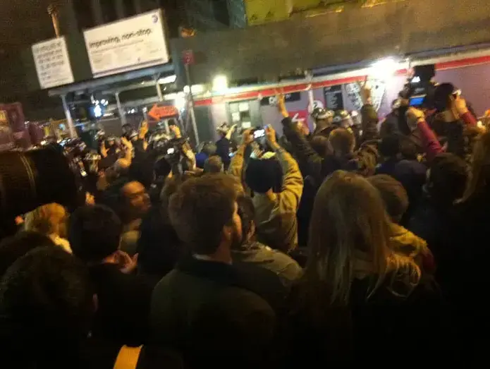 שוטרים משטרת ניו יורק מפקנים את מאהל המחאה "כיבוש וול סטריט" בפארק זוקוטי בעיר, 15 בנובמבר 2011 (AP , Karly Domb Sadof) שוטרים משטרת ניו יורק מפקנים את מאהל המחאה "כיבוש וול סטריט" בפארק זוקוטי בעיר, 15 בנובמבר 2011 (AP , Karly Domb Sadof)