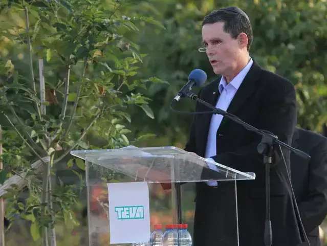 שלמה ינאי, מנכ"ל טבע, בהלווייתו של אלי הורוביץ, גבעת השלושה, נובמבר 2011 (קובי אליהו) שלמה ינאי, מנכ"ל טבע, בהלווייתו של אלי הורוביץ, גבעת השלושה, נובמבר 2011 (קובי אליהו)