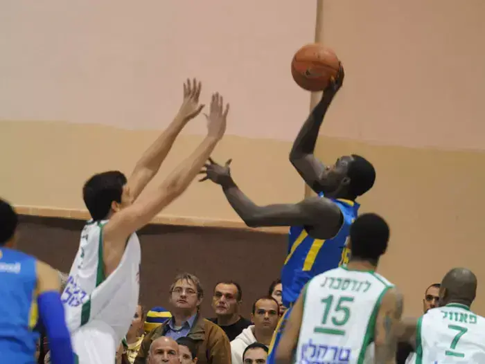 שחקן מכבי תל אביב שון ג'יימס מול שחקן מכבי חיפה דניאל איידן (יח"צ , ראובן כהן) שחקן מכבי תל אביב שון ג'יימס מול שחקן מכבי חיפה דניאל איידן (יח"צ , ראובן כהן)