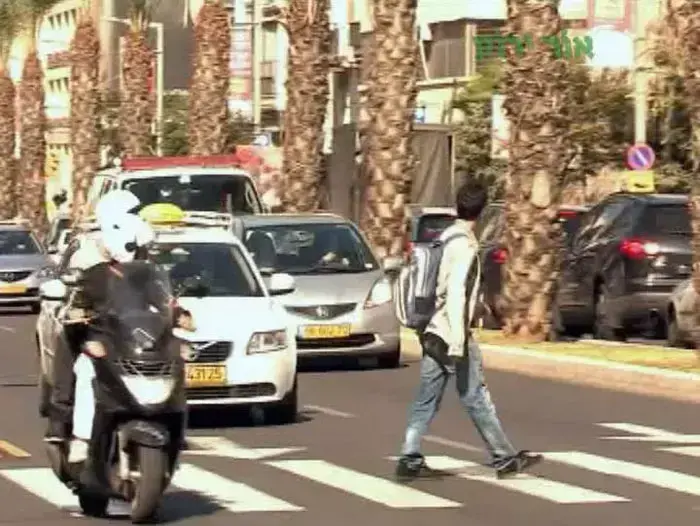 זכות קדימה להולכי רגל במעבר חציה (יח"צ , אור ירוק) זכות קדימה להולכי רגל במעבר חציה (יח"צ , אור ירוק)