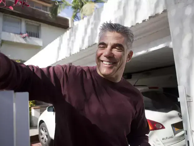 יאיר לפיד מחוץ לביתו יום אחרי שהודיע על פרישתו מערוץ 2, ינואר 2012 (דרור עינב) יאיר לפיד מחוץ לביתו יום אחרי שהודיע על פרישתו מערוץ 2, ינואר 2012 (דרור עינב)