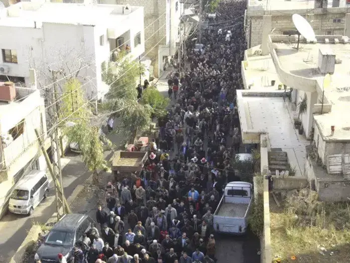 הפגנה נגד שלטונות סוריה בעיר זבדאני, דצמבר 2011 (רויטרס) הפגנה נגד שלטונות סוריה בעיר זבדאני, דצמבר 2011 (רויטרס)