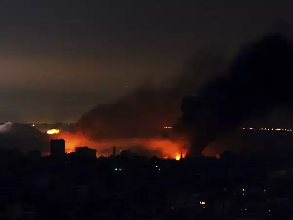 עשן מיתמר מאזור רפיח אחרי תקיפה צה"ל ברצועת עזה (AP) עשן מיתמר מאזור רפיח אחרי תקיפה צה"ל ברצועת עזה (AP)