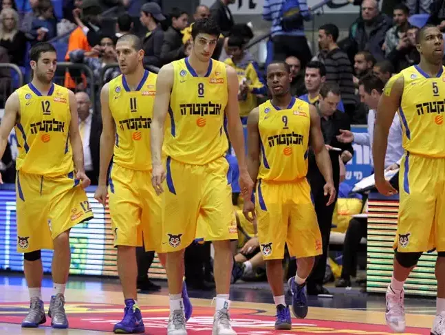 שחקני מכבי תל אביב ריצ'רד הנדריקס (ימין), דמונד מאלט, ליאור אליהו, טל בורשטיין, יוגב אוחיון (קובי אליהו) שחקני מכבי תל אביב ריצ'רד הנדריקס (ימין), דמונד מאלט, ליאור אליהו, טל בורשטיין, יוגב אוחיון (קובי אליהו)