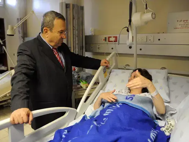 שר הביטחון, אהוד ברק, ביקר את טלי קורן יהושע, פצועת הפיגוע בדלהי, בביה"ח איכילוב, פברואר 2012 (משרד הביטחון) שר הביטחון, אהוד ברק, ביקר את טלי קורן יהושע, פצועת הפיגוע בדלהי, בביה"ח איכילוב, פברואר 2012 (משרד הביטחון)