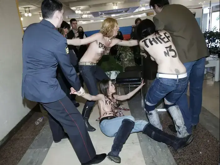 מפגינות מארגון FEMEN הגיעו לקלפי במוסקבה בה הצביע ולדימיר פוטין בבחירות לנשיאות, ניסו לגנוב את תיבת ההצבעה - ונעצרו, 4 במרץ 2012 (רויטרס) מפגינות מארגון FEMEN הגיעו לקלפי במוסקבה בה הצביע ולדימיר פוטין בבחירות לנשיאות, ניסו לגנוב את תיבת ההצבעה - ונעצרו, 4 במרץ 2012 (רויטרס)